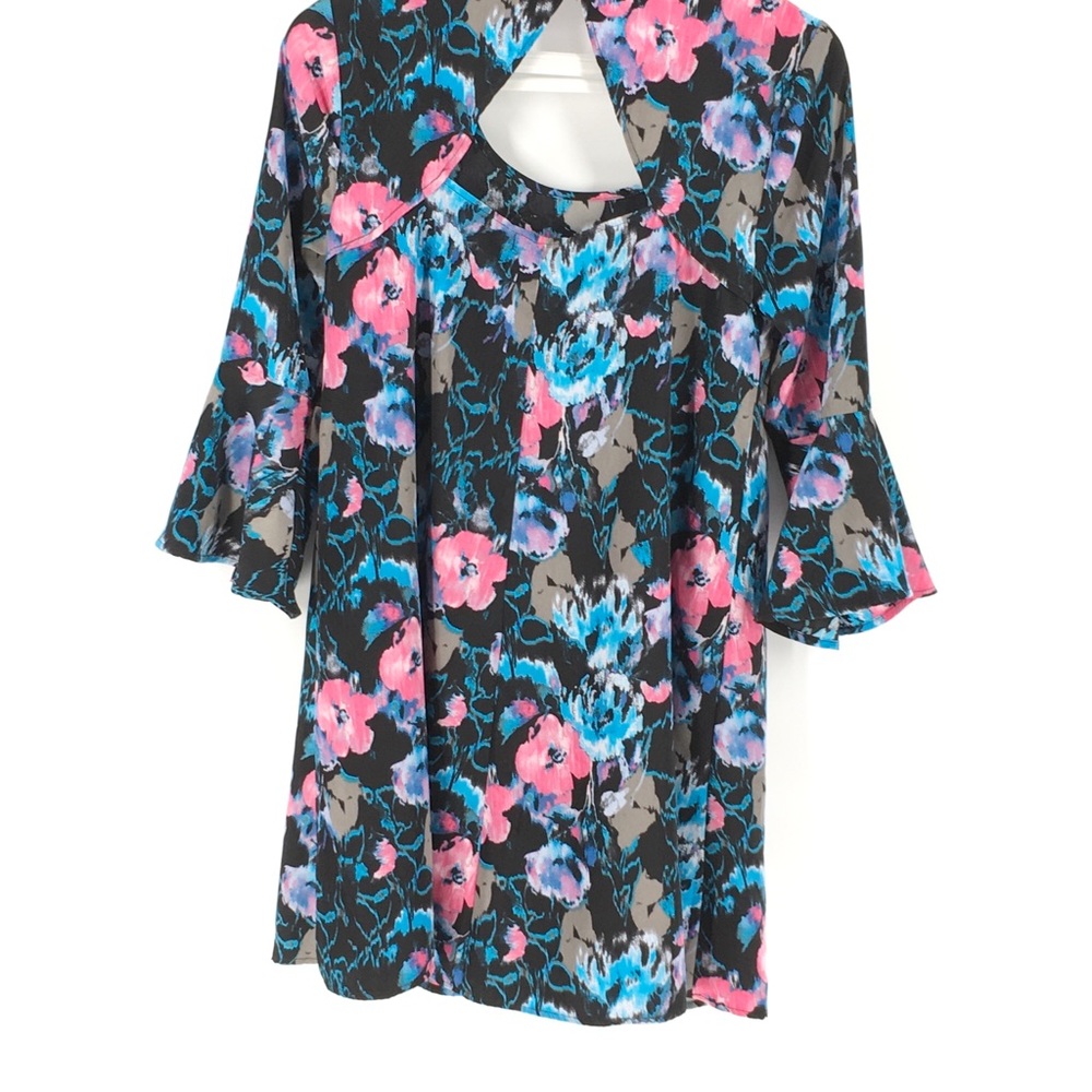 Just Fab Floral Bell Sleeve Keyhole … - Picture 6 of 8